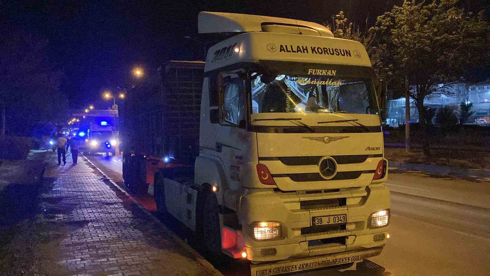 Tıra arkadan çarpan otomobil kullanılmaz hale geldi, sürücüsü yaralandı