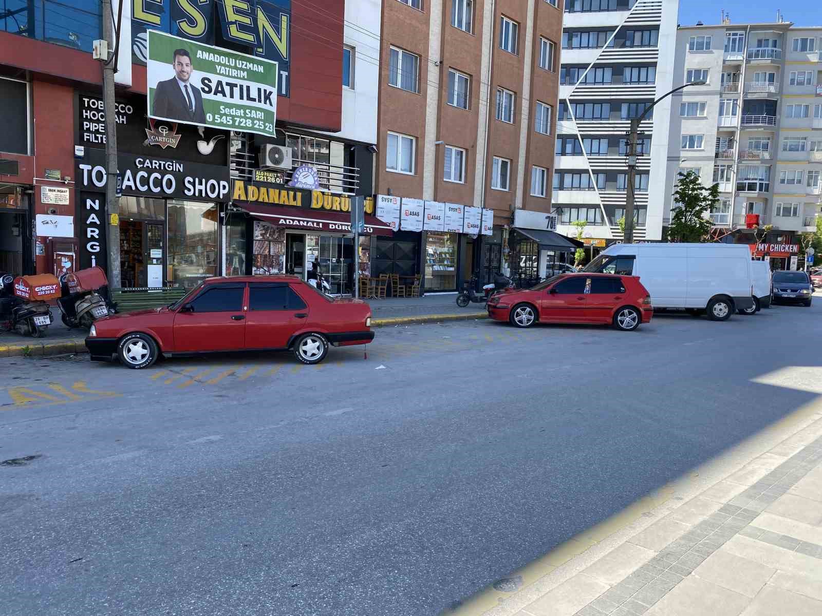 Otobüs duraklarını otoparka çevirdiler