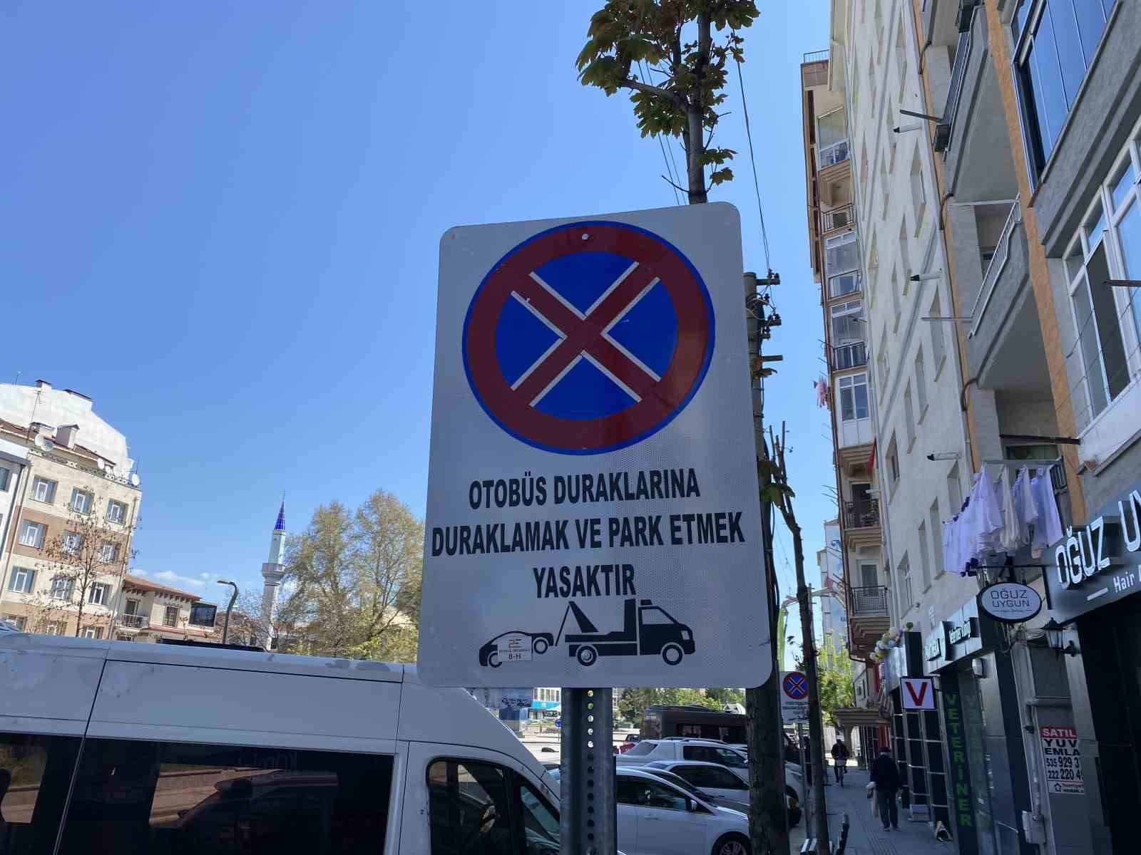 Otobüs duraklarını otoparka çevirdiler