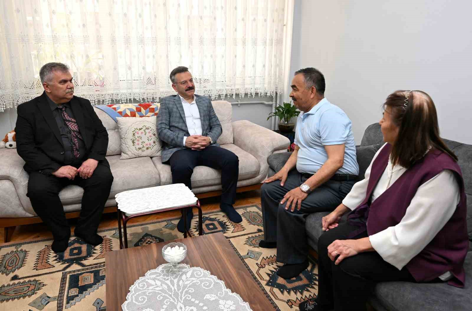 Vali Aksoy’dan şehit annesine Anneler Günü ziyareti