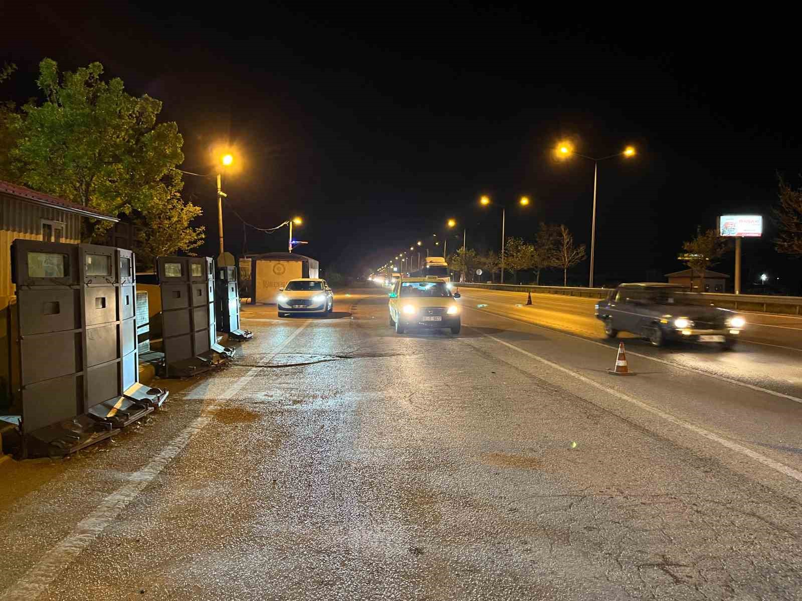 Uygulama noktasından kaçmaya çalışan aracın çarptığı polis yaralandı