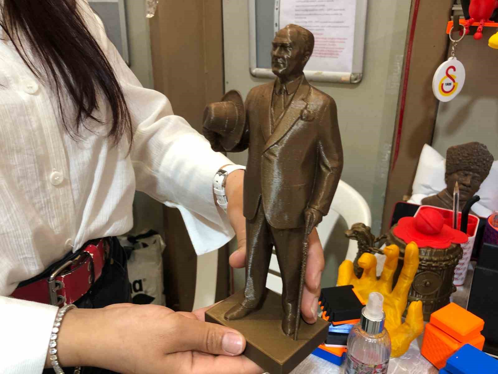 Yurt dışından gelip Hanımeli Sokağı’nda 3 boyutlu baskı ile ürettiği ürünleri satıyor