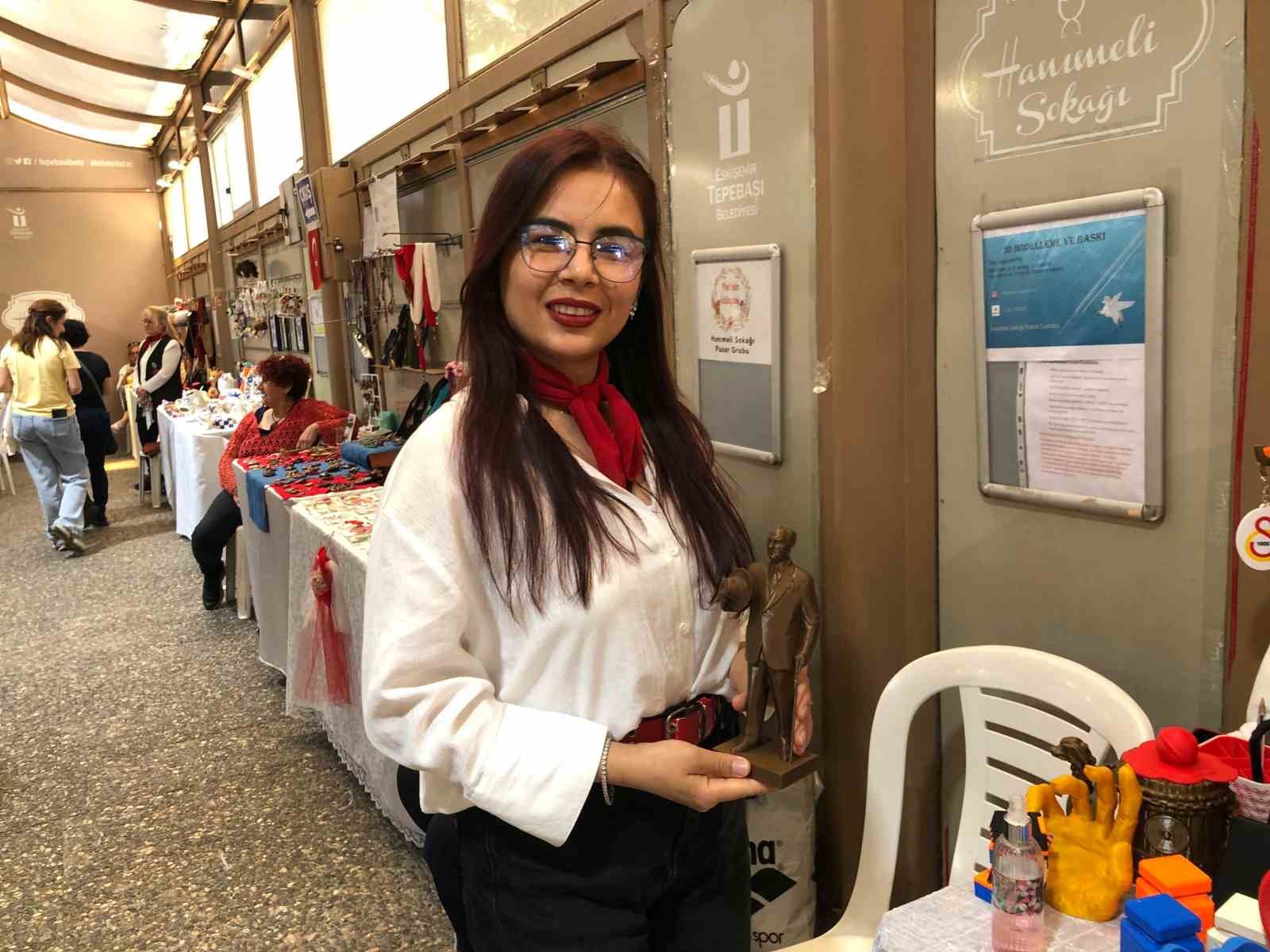 Yurt dışından gelip Hanımeli Sokağı’nda 3 boyutlu baskı ile ürettiği ürünleri satıyor