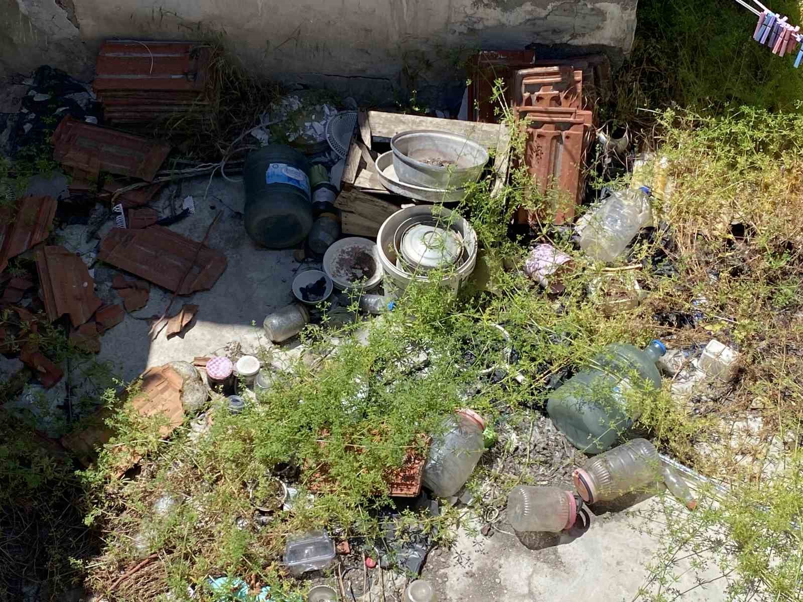 Çöp ev mahalleliyi isyan ettirdi
