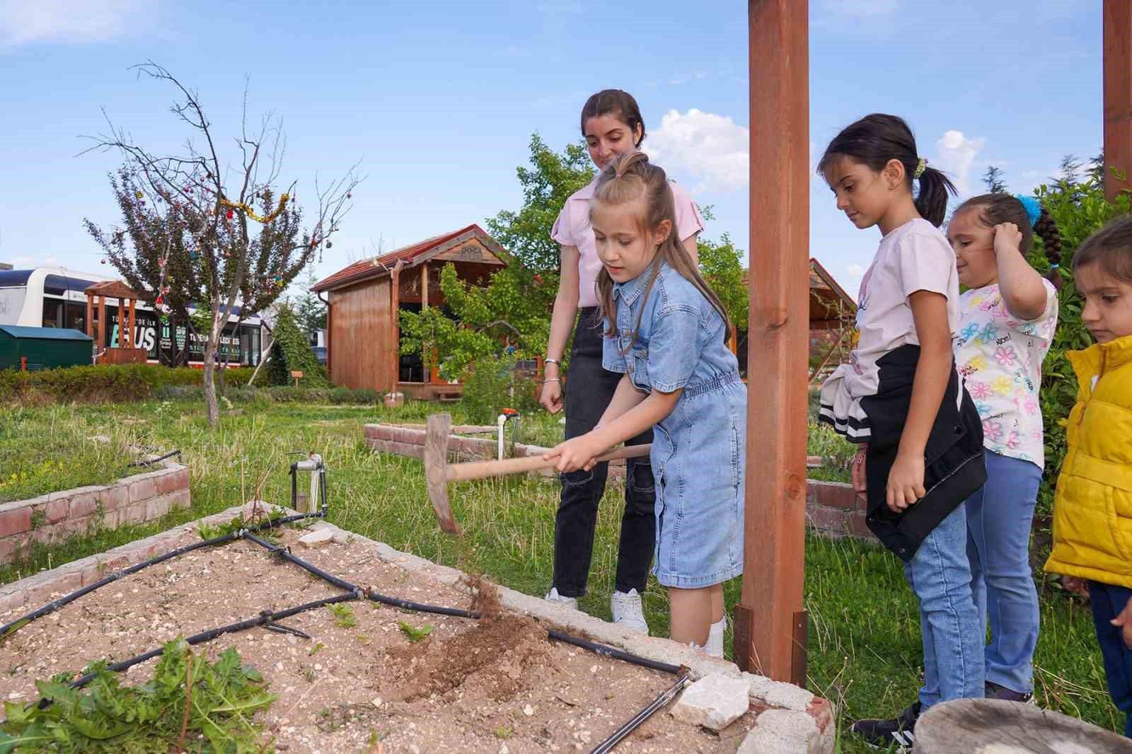 Çocuklar bitkilerin büyüme serüvenini öğrendi