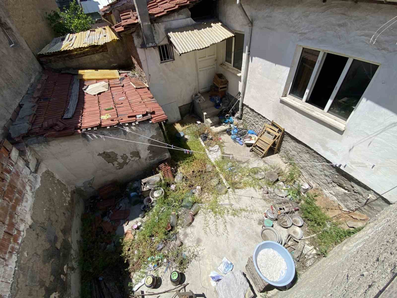 Çöp ev mahalleliyi isyan ettirdi