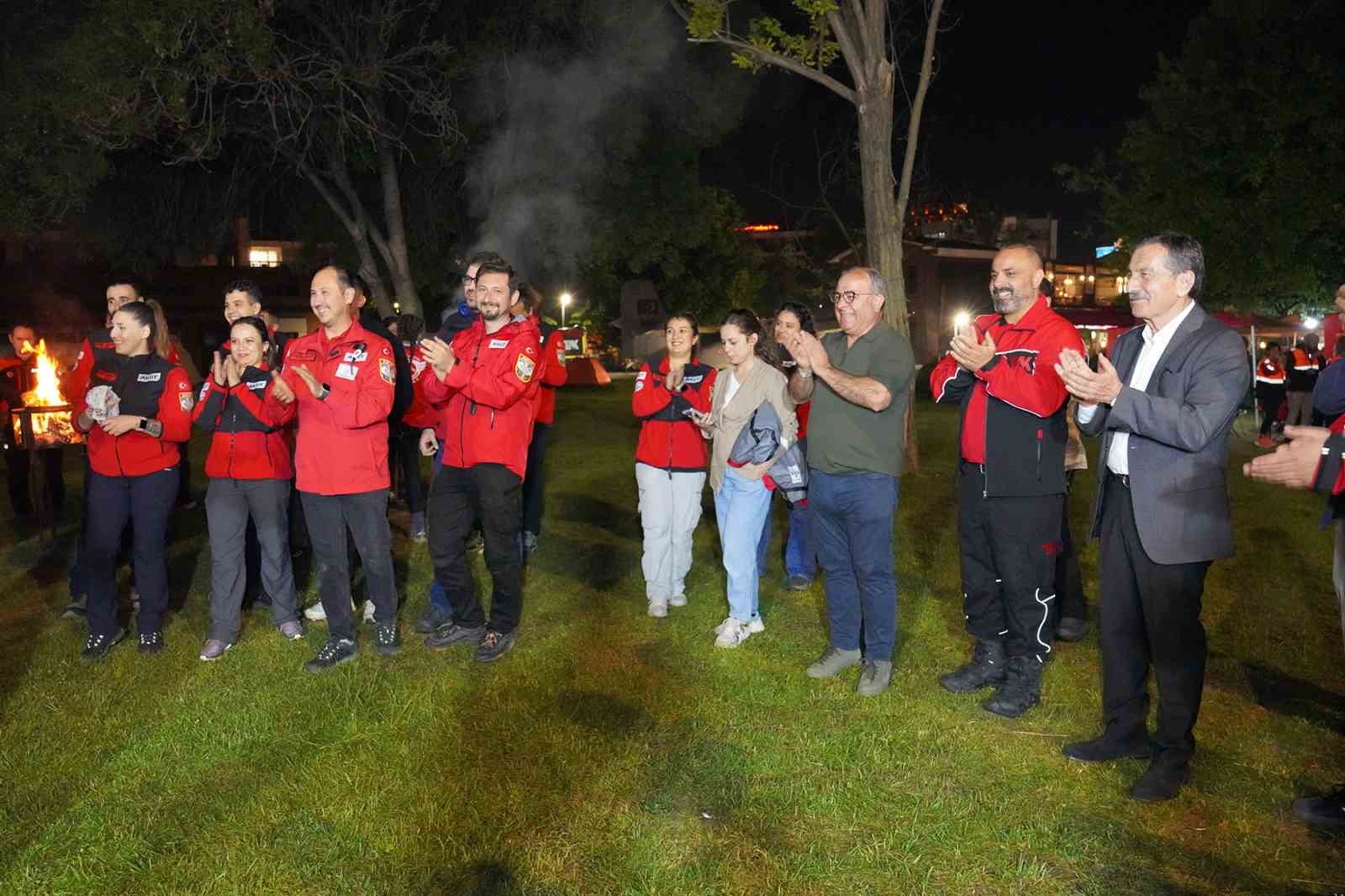 Arama kurtarma profesyonelleri ve gönüllüleri bu kampta buluştu