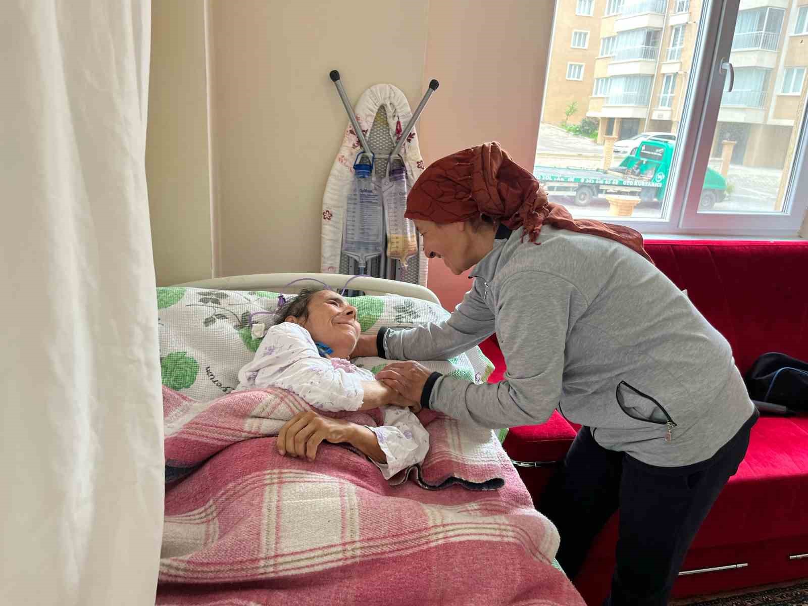 Alzheimer annesine bakmak için diktiği toka için siparişleri patladı