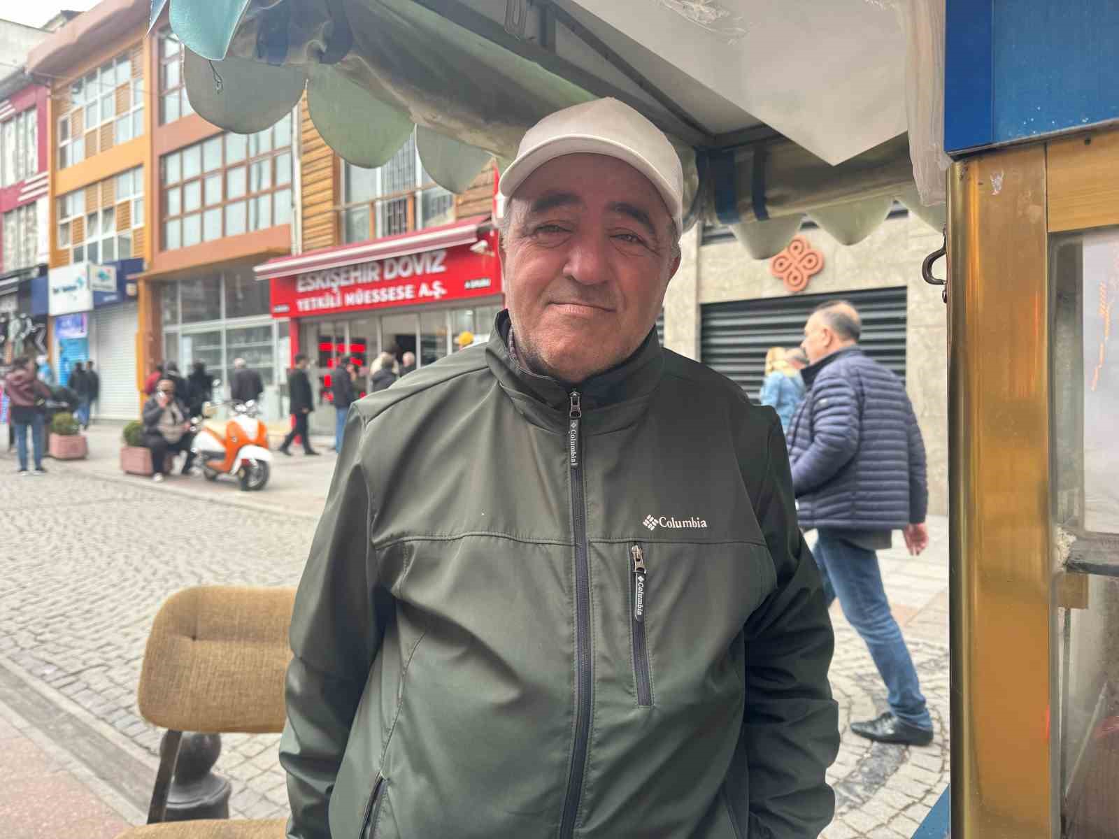 Dengesiz hava şartları seyyar esnafı zor durumda bıraktı