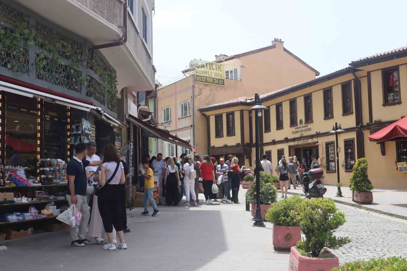 Sıcak havayı fırsat bilen vatandaşlar şehir merkezlerinde yoğunluk oluşturdu