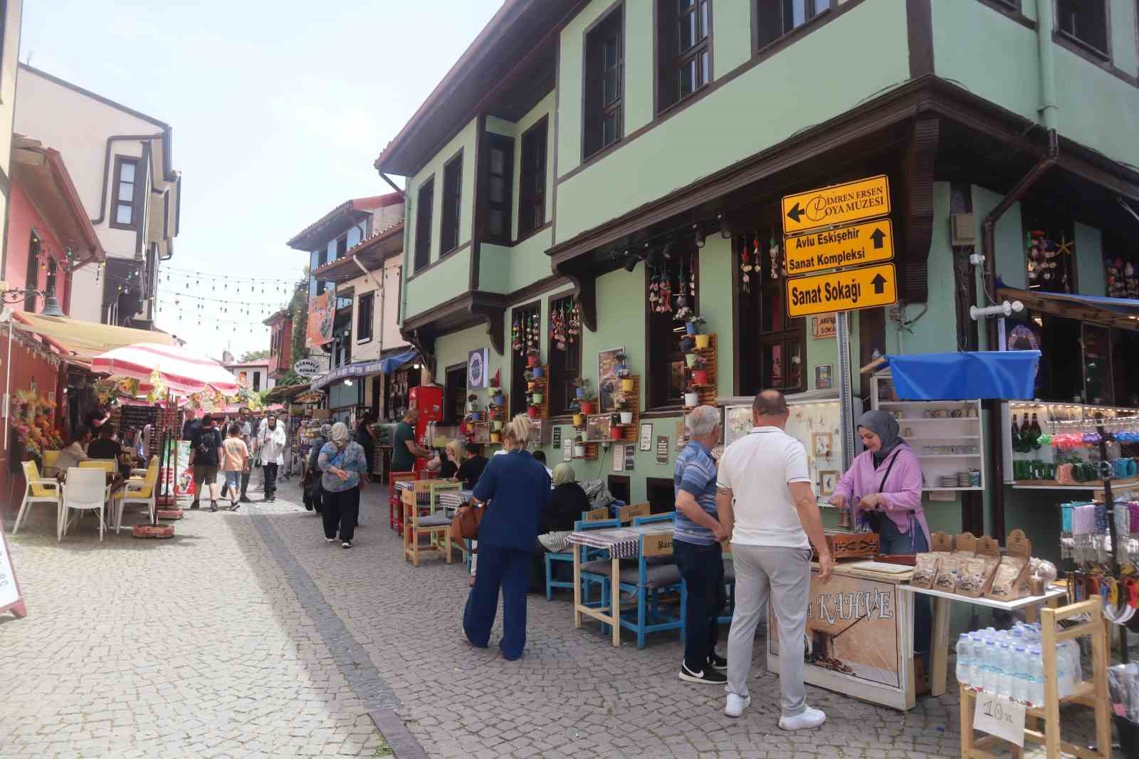 Sıcak havayı fırsat bilen vatandaşlar şehir merkezlerinde yoğunluk oluşturdu
