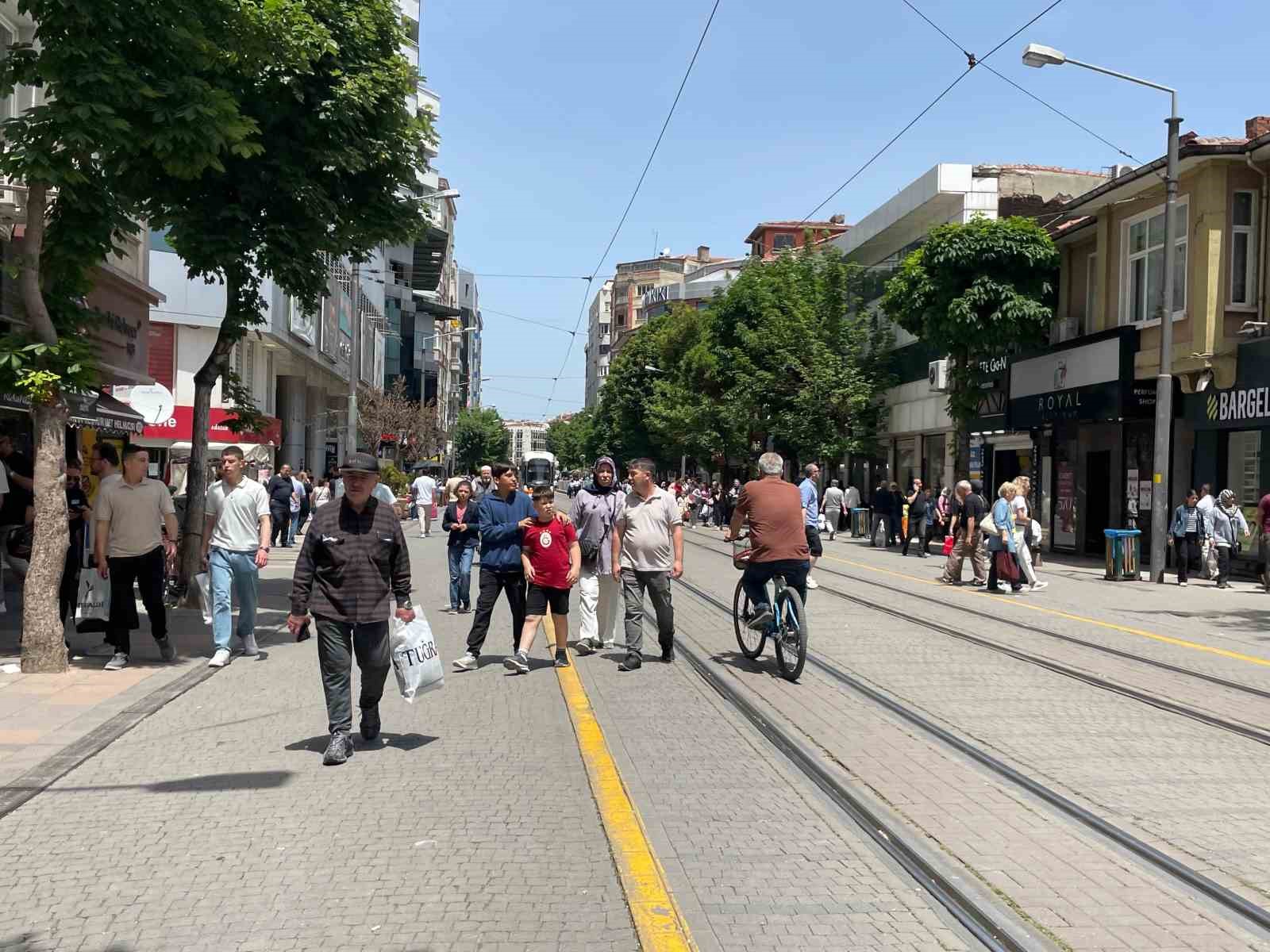 Sıcak havayı fırsat bilen vatandaşlar şehir merkezlerinde yoğunluk oluşturdu