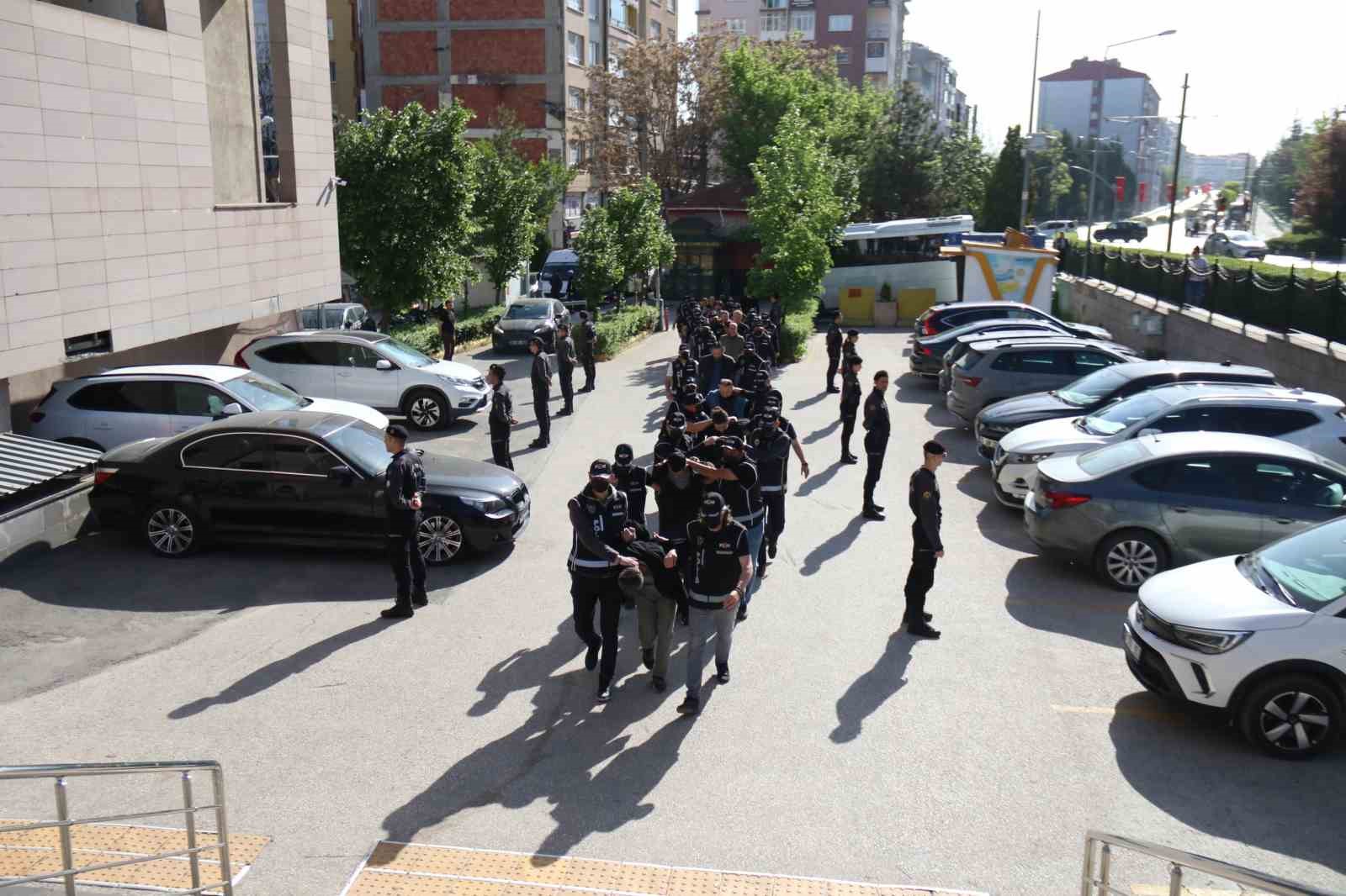 FETÖ’yü finanse eden Maydonoz Döner’e yapılan operasyonda 23 şüpheli yakalandı