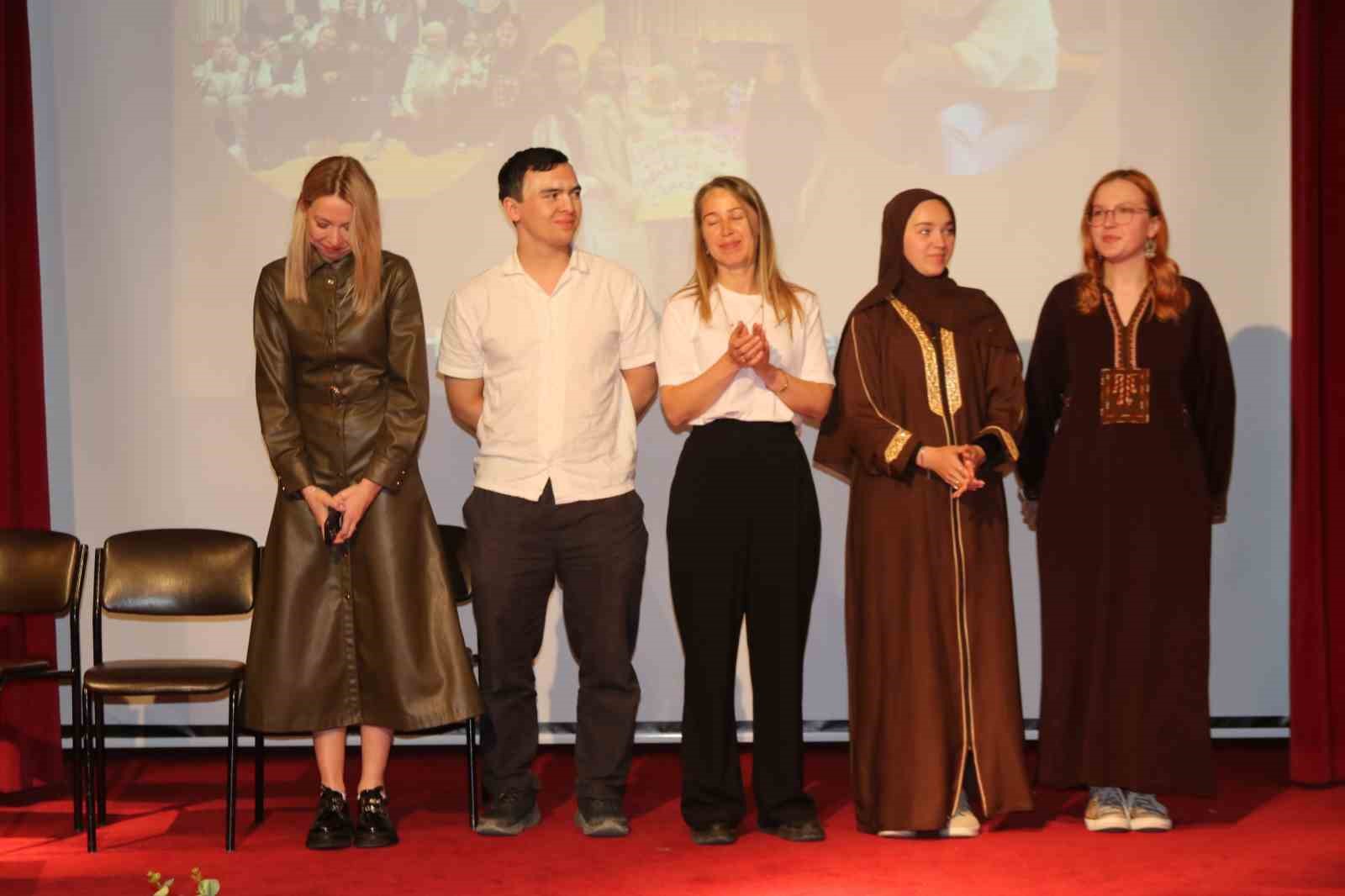 Büyük bir bölümü Rus ve Ukraynalı olan vatandaşlar tanışma etkinliğinde buluştu