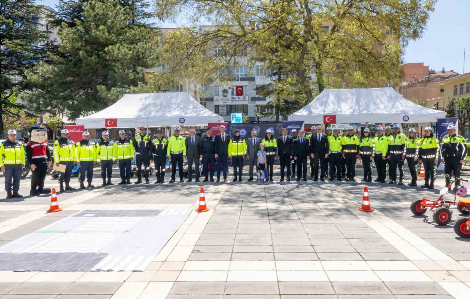 Vali Aksoy, polis ekiplerince kurulan stantları ziyaret etti