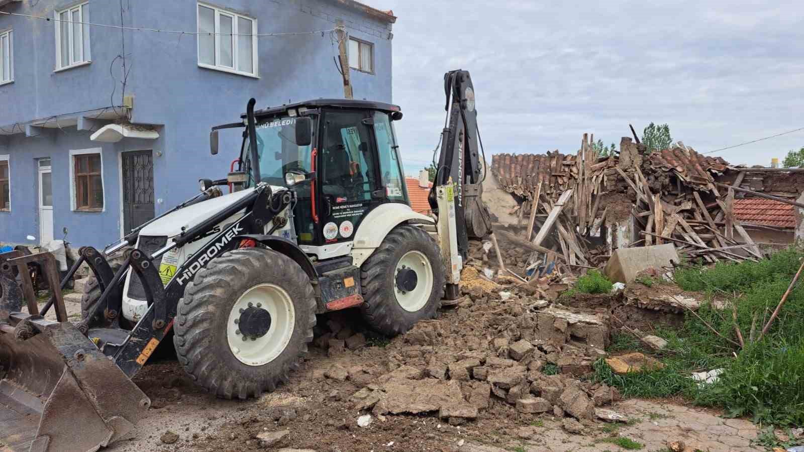 İnönü’de Metruk binalar için yıkım çalışması sürüyor