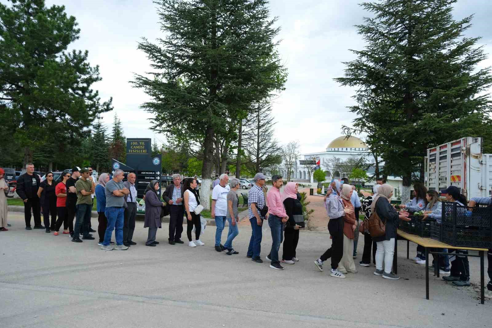 Eskişehir Büyükşehir Belediyesi’nden duygulandıran çiçek jesti