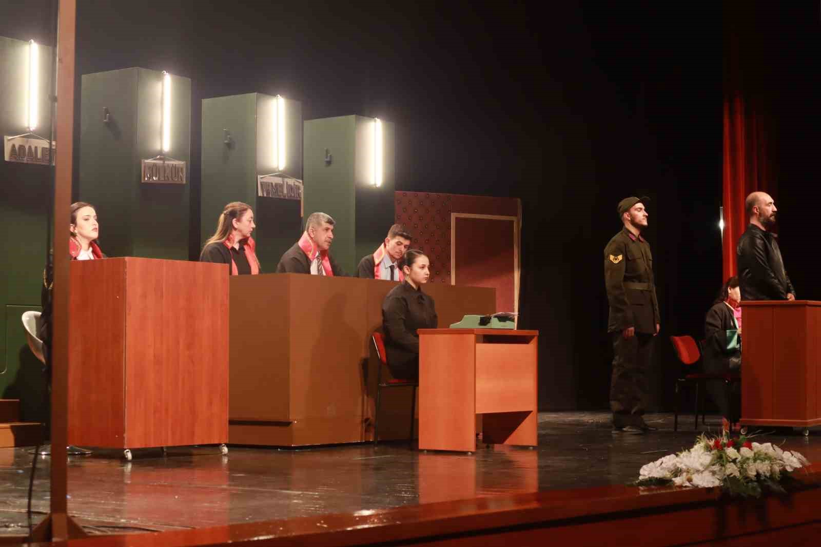 Eskişehir Cumhuriyet Başsavcılığı yargı mensuplarınca hazırlanan “Reis Bey” oyunu sahnelendi