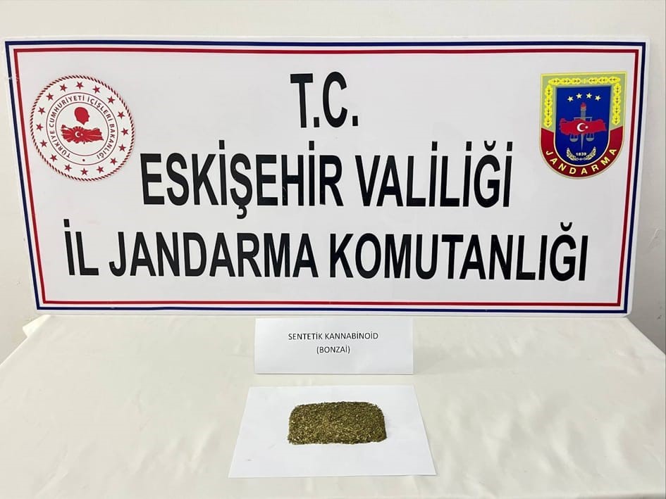 Eskişehir’de ilçeye uyuşturucu taşıyan 2 şüpheli yakalandı