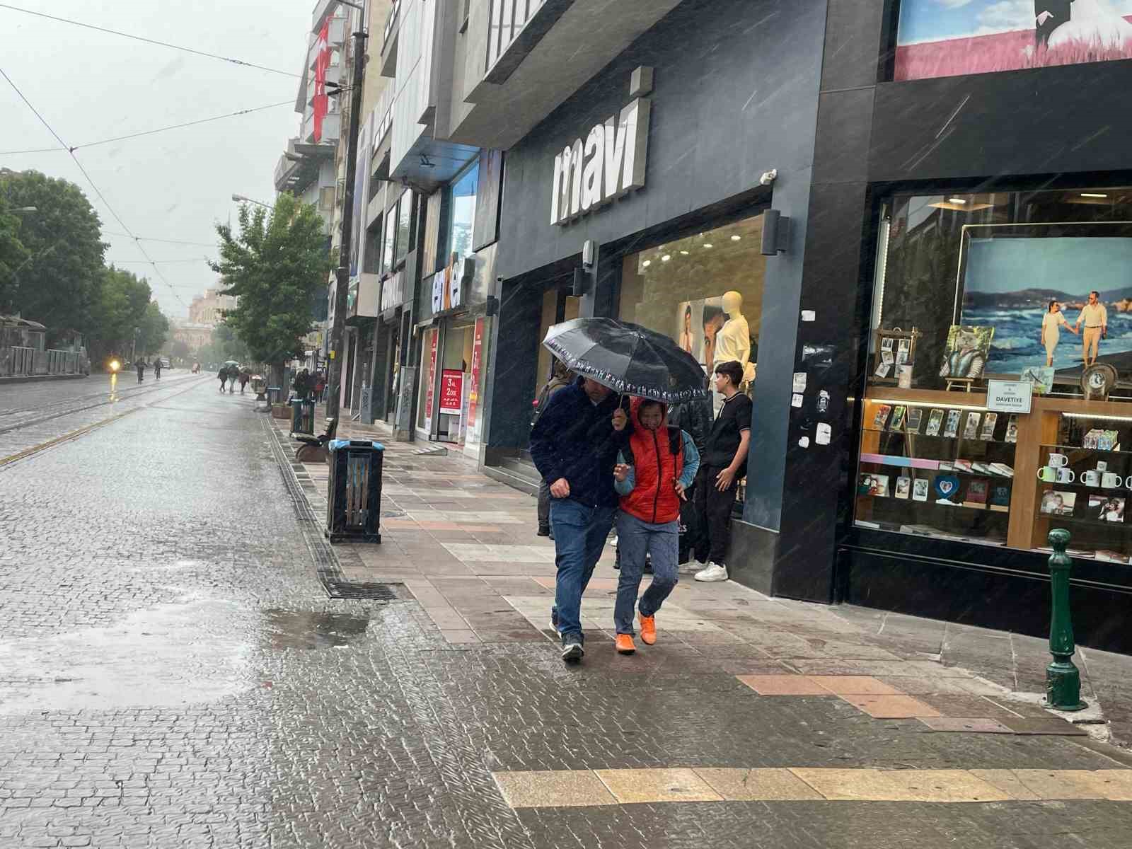 Eskişehir’de yağmur vatandaşlara zor anlar yaşattı