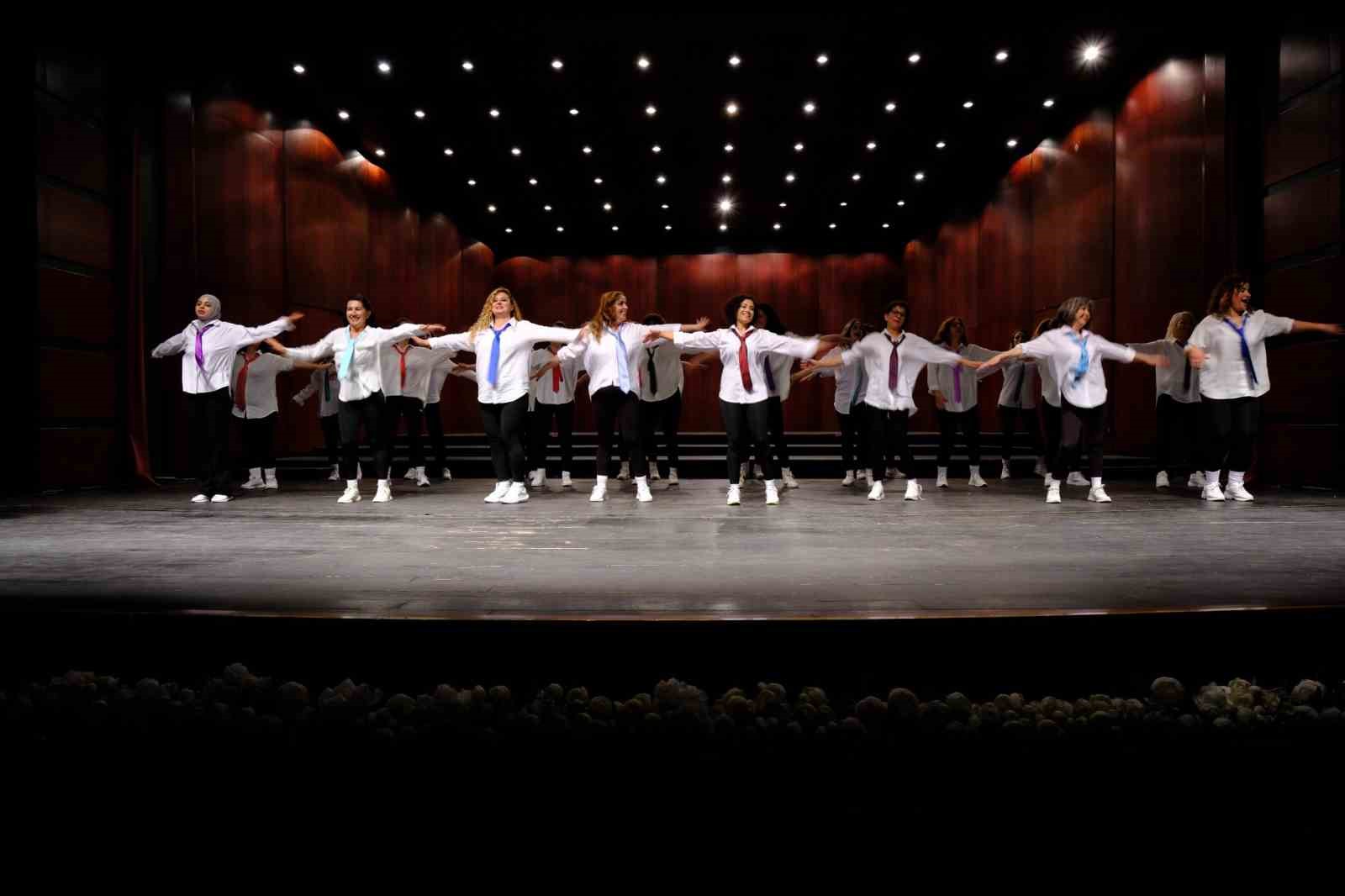 Esmek kursiyerlerinden muhteşem yıl sonu gösterisi