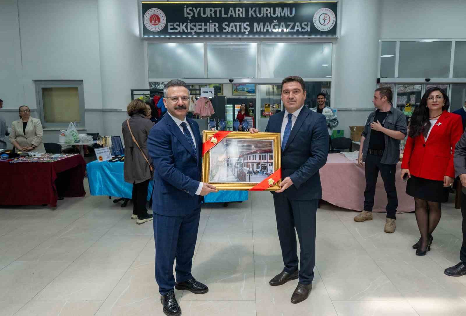 Vali Aksoy, kas hastası çocuk için düzenlenen panayıra katıldı