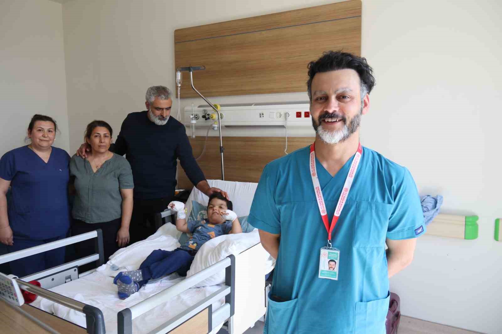 Doktorların ismini yeni duyduğu rahatsızlık Eskişehir’de tedavi edildi, 10 parmağı açıldı