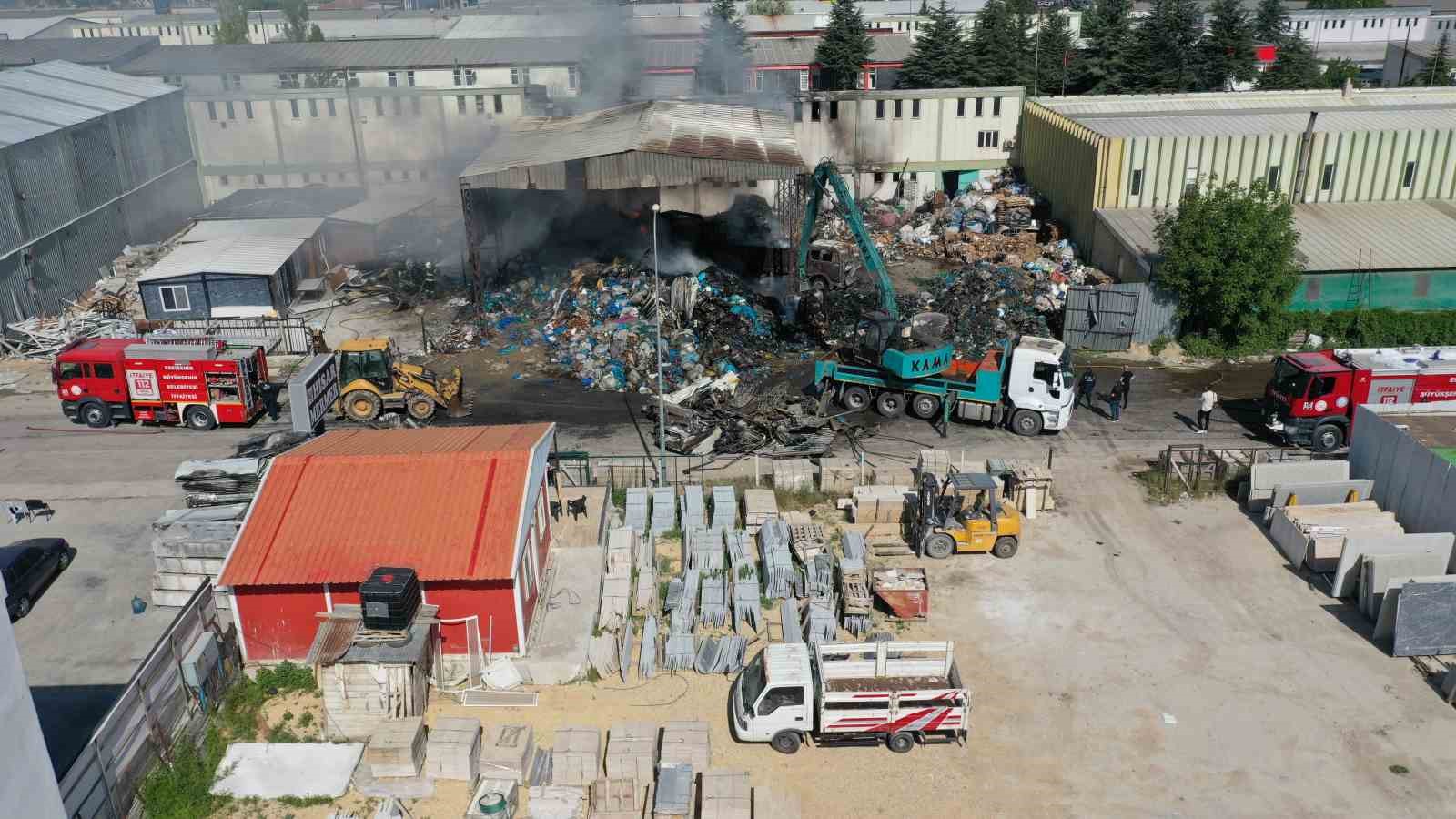 Geri dönüşüm tesisinde çıkan yangın 8’inci saatin sonunda kontrol altına alındı