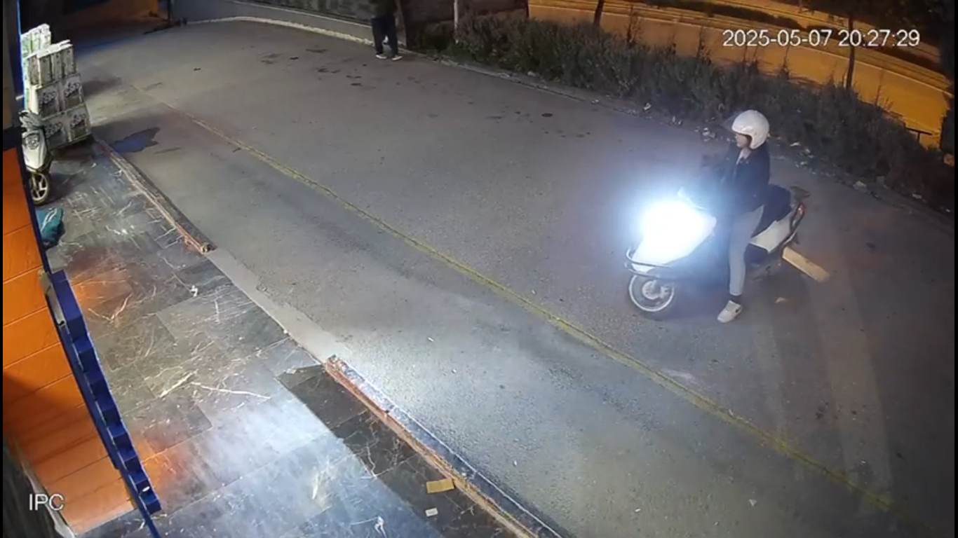 Kadın sürücüsü motorsiklet ile birlikte petshop mağazasına daldı!