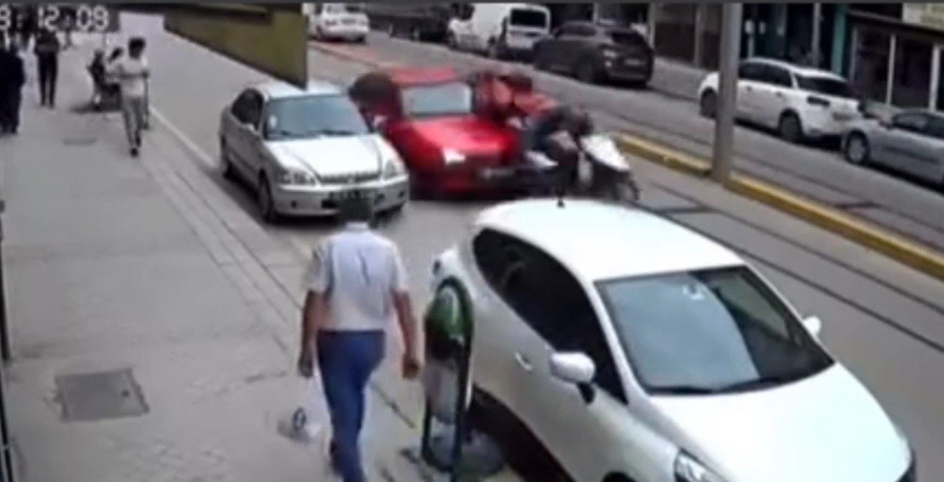 Kuryeye Çarpan Sürücü Olay Yerinden Kaçtı!