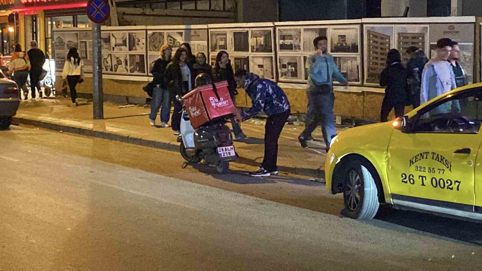 Önündeki araca arkadan çarpan motosikletli kurye yaralandı