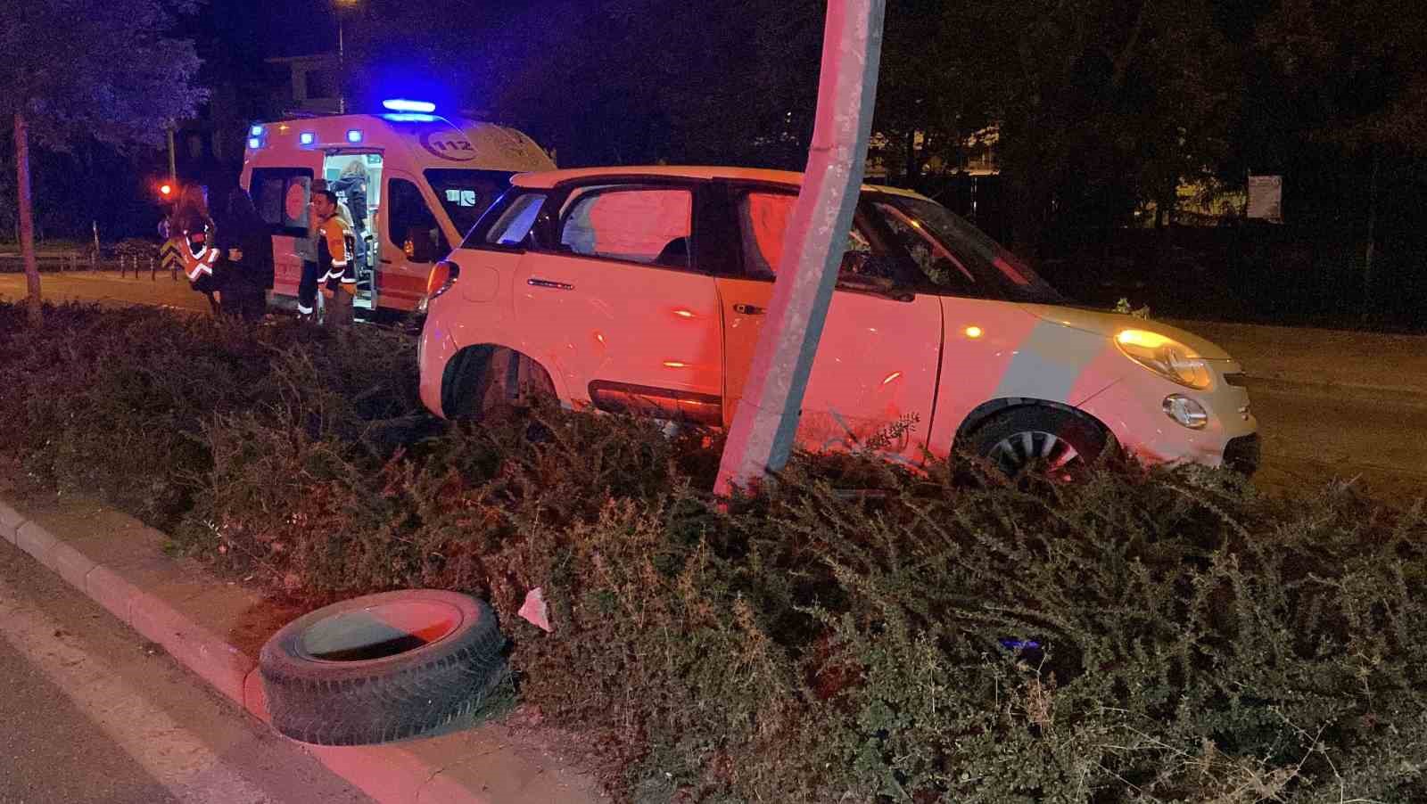Otomobille refüje dalan sürücü kaza sonrası aracı ve yaralıları bırakıp kaçtı