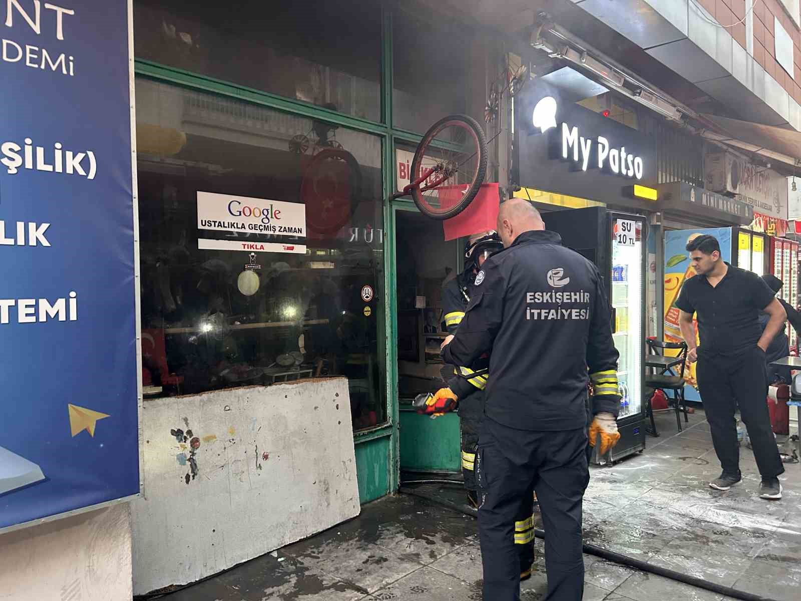 (ÖZEL) Kanser olan arkadaşı için baktığı dükkan alevler içinde kaldı
