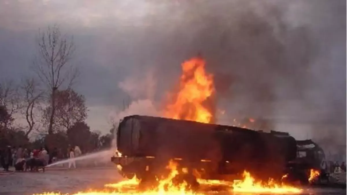 Pakistan’da yakıt tankeri patladı: 19 ölü