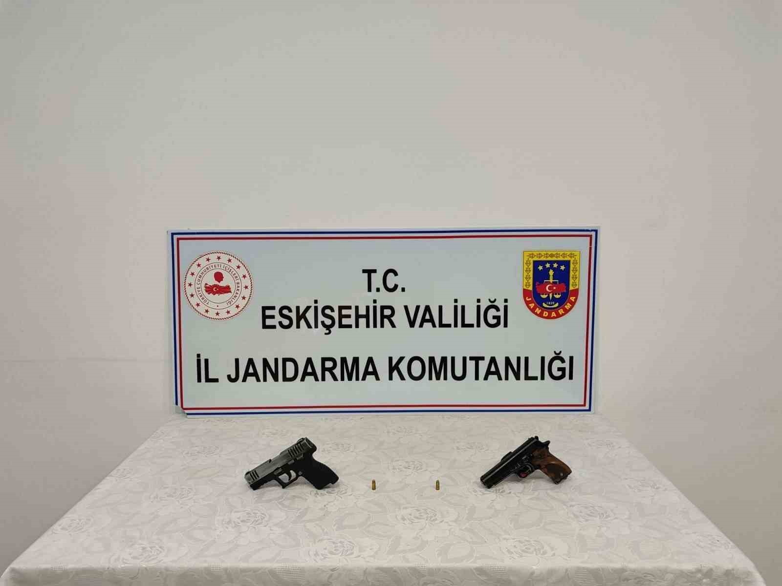 Ruhsatsız tabanca satmaya çalışırken yakalandı