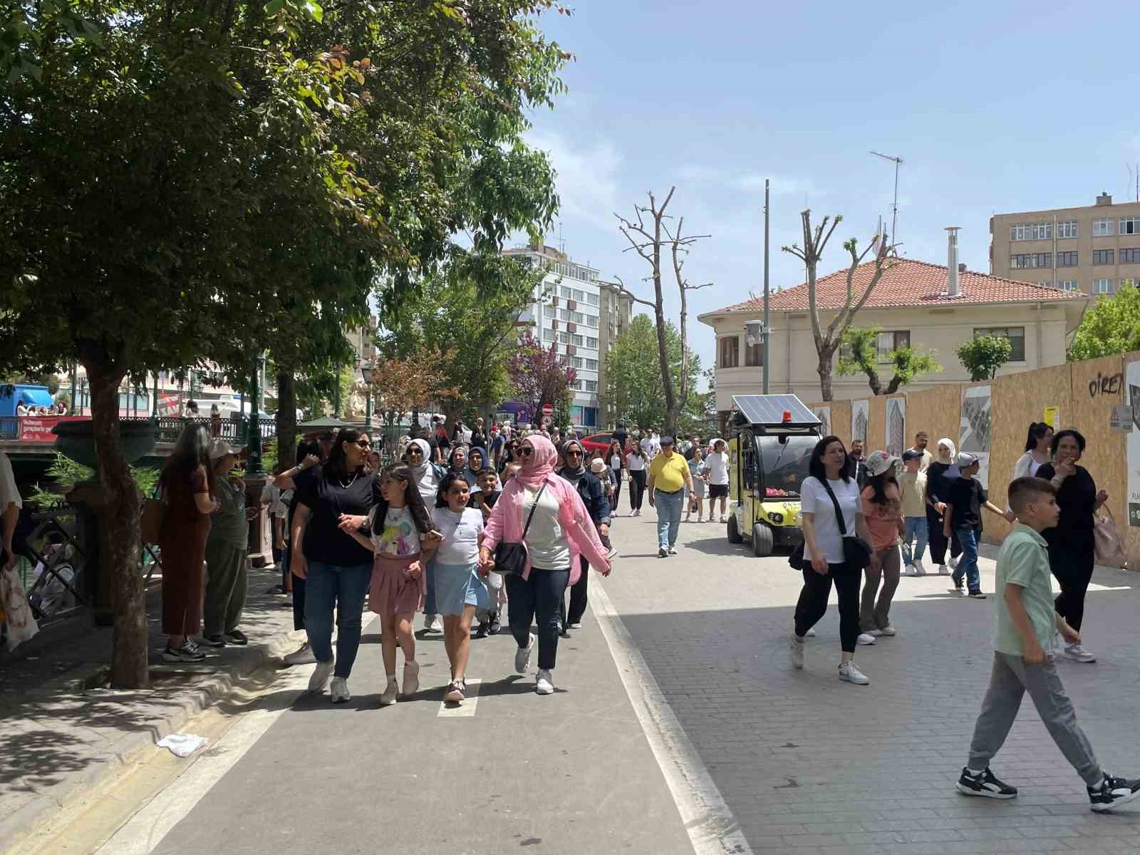Sıcak havaların gelmesiyle vatandaşlar şehir merkezlerinde yoğunluk oluşturdu!