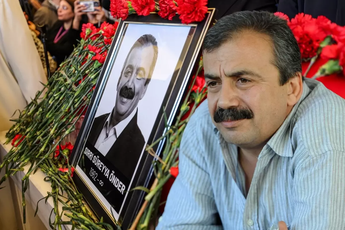 Sırrı Süreyya Önder’in “Kürt müsünüz?” sorusuna yanıtı yeniden gündem oldu