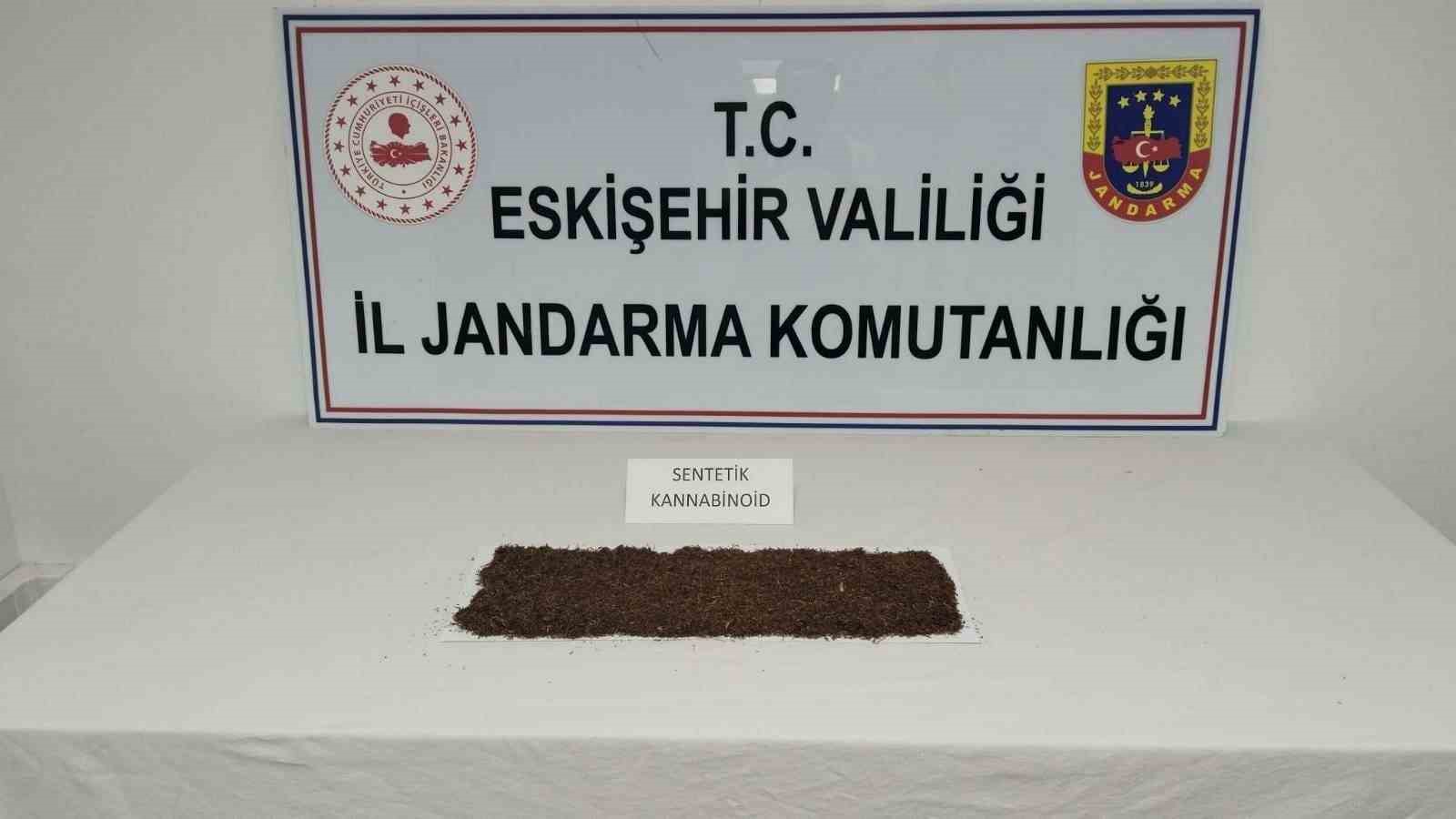 Uyuşturucu ticareti yapmayı amaçlayan şüpheli jandarmadan kaçamadı