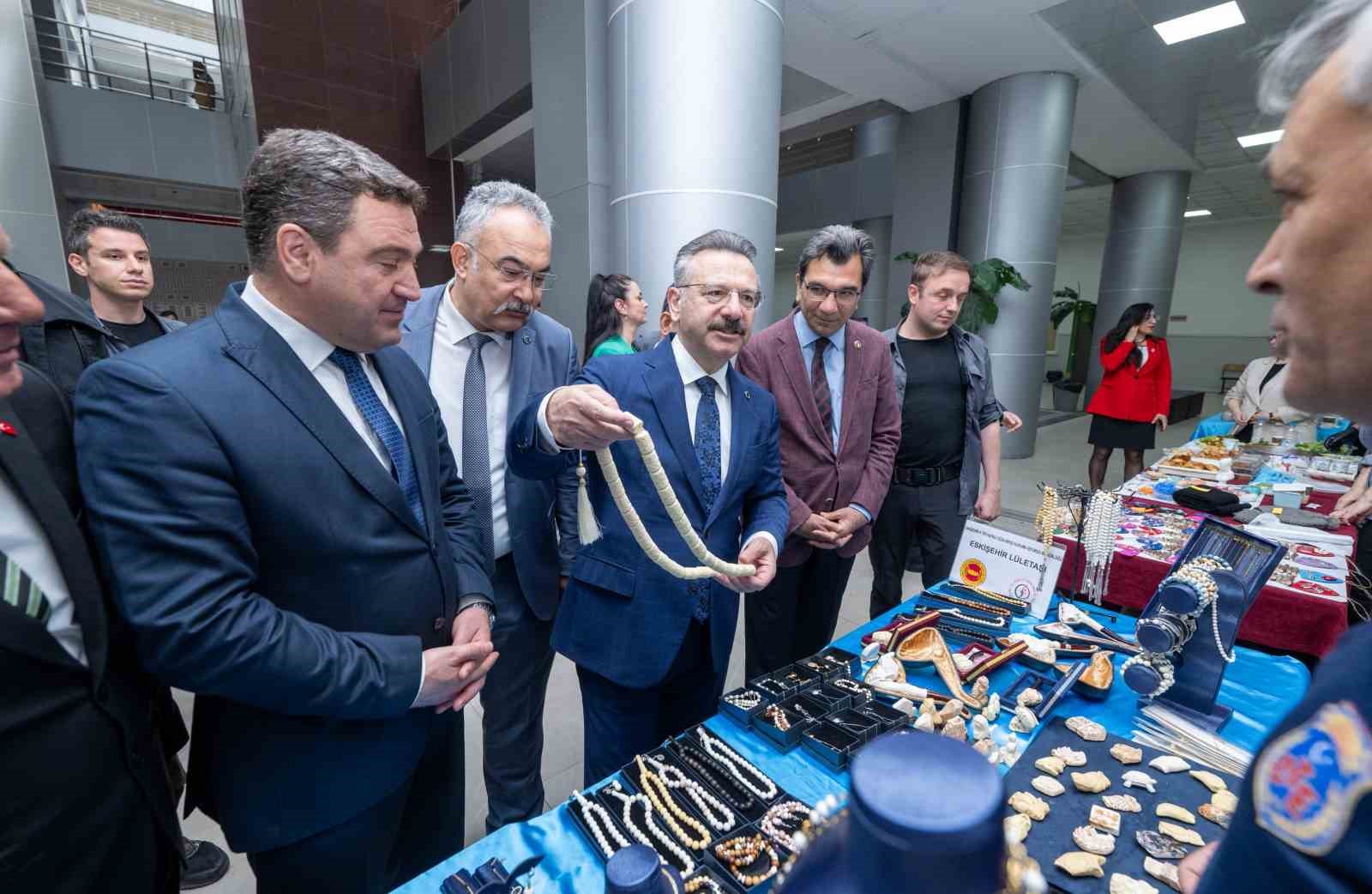 Vali Aksoy, kas hastası çocuk için düzenlenen panayıra katıldı