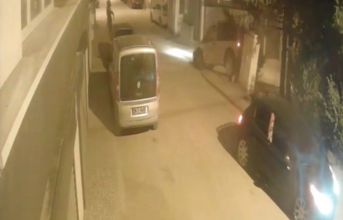 Bekçiden kaçarken panoya vuran ve havalanan araç güvenlik kamerasında