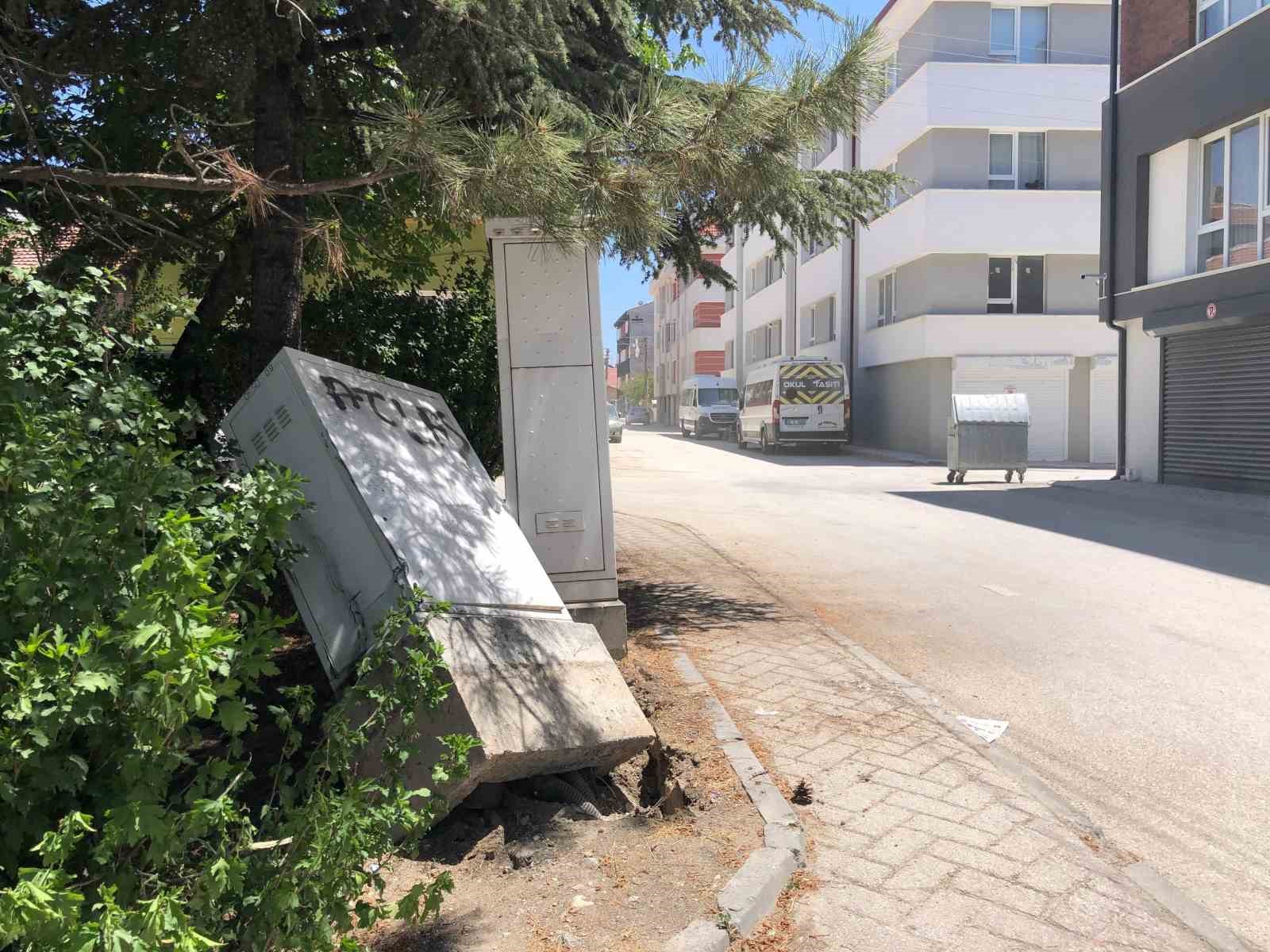 Bekçiden kaçarken panoya vuran ve havalanan araç güvenlik kamerasında