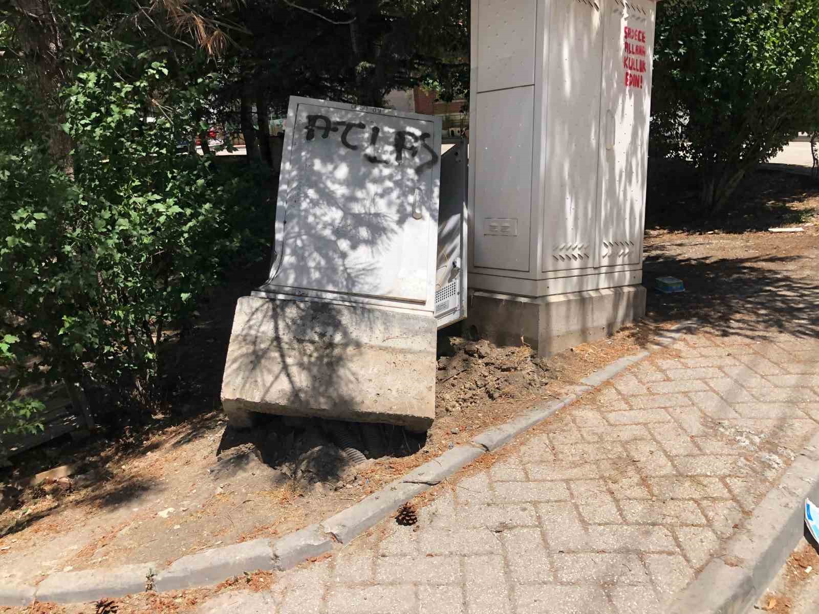 Bekçiden kaçarken panoya vuran ve havalanan araç güvenlik kamerasında