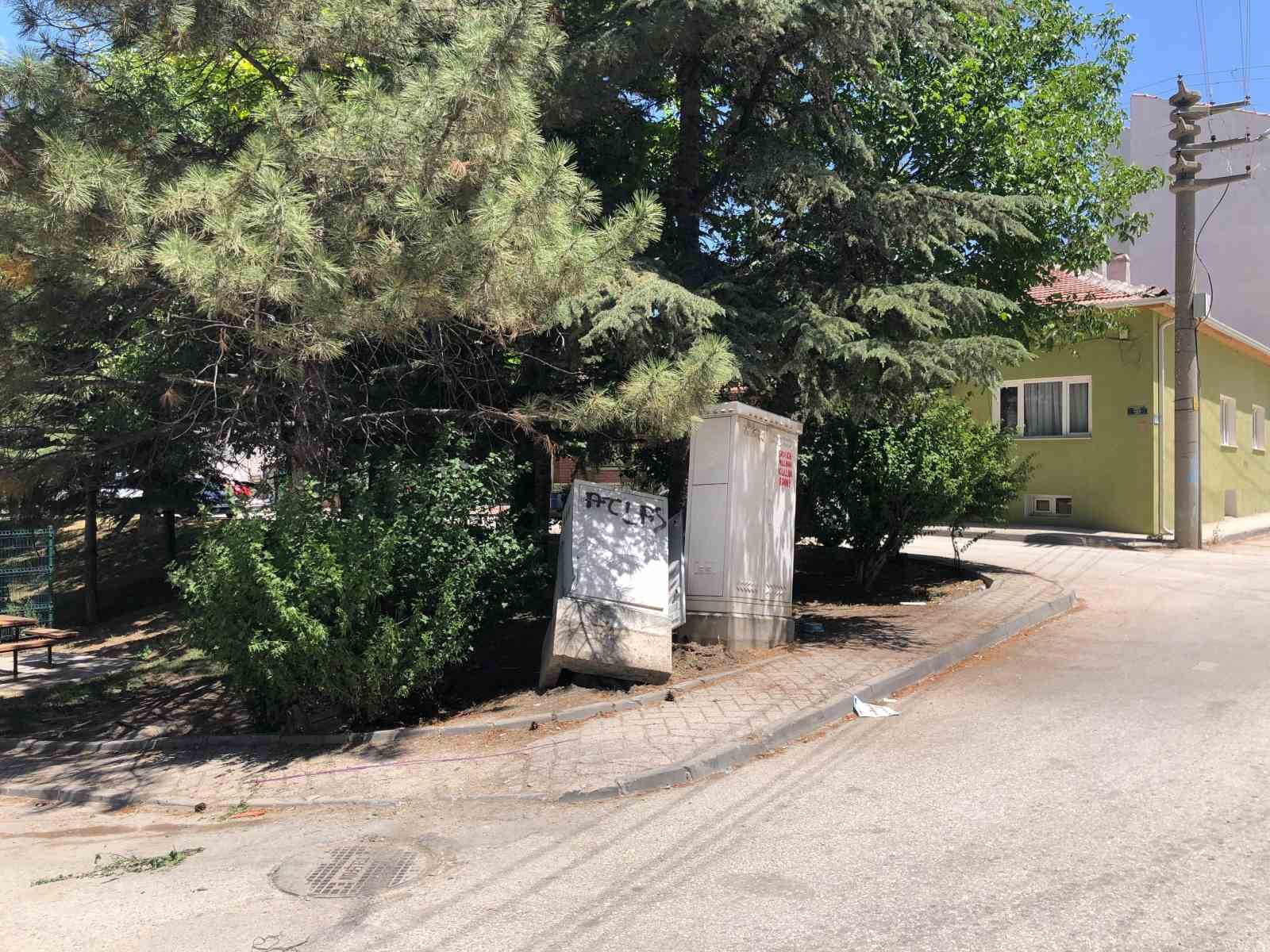 Bekçiden kaçarken panoya vuran ve havalanan araç güvenlik kamerasında