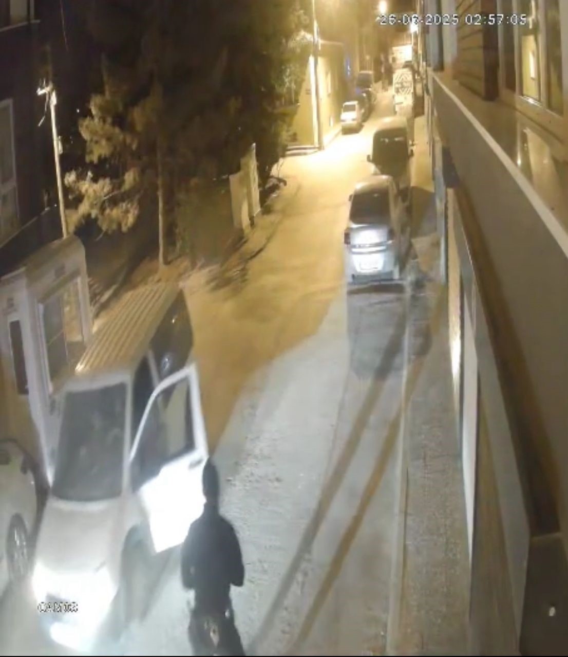 Bekçiden kaçarken panoya vuran ve havalanan araç güvenlik kamerasında