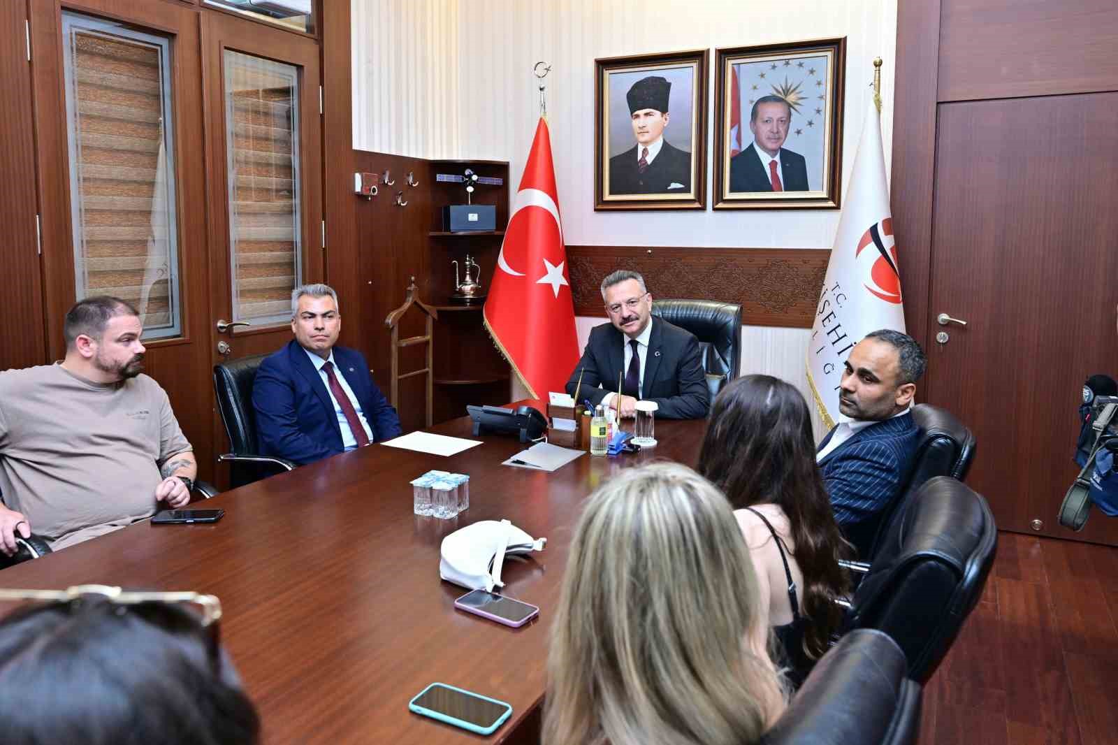 Vali Aksoy, basın kartlarını takdim etti