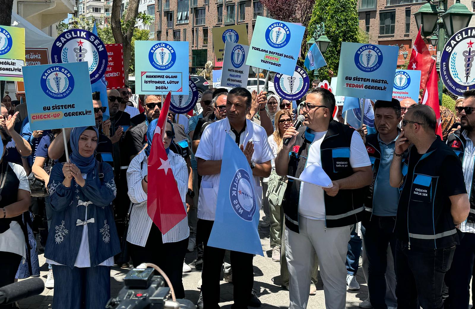 Sağlık-Sen: “Emeğe İhanet Ediliyor, Yönetmelik Değişmeli”