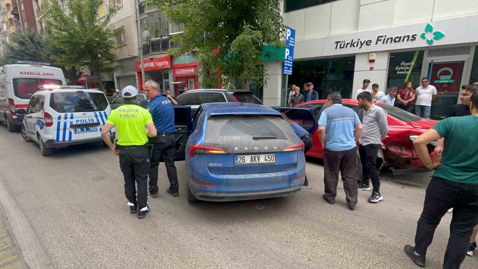 ESKİŞEHİR’DE KONTROLDEN ÇIKAN OTOMOBİL PARK HALİNDEKİ ARAÇLARA ÇARPTI: SÜRÜCÜ HASTANEYE KALDIRILDI