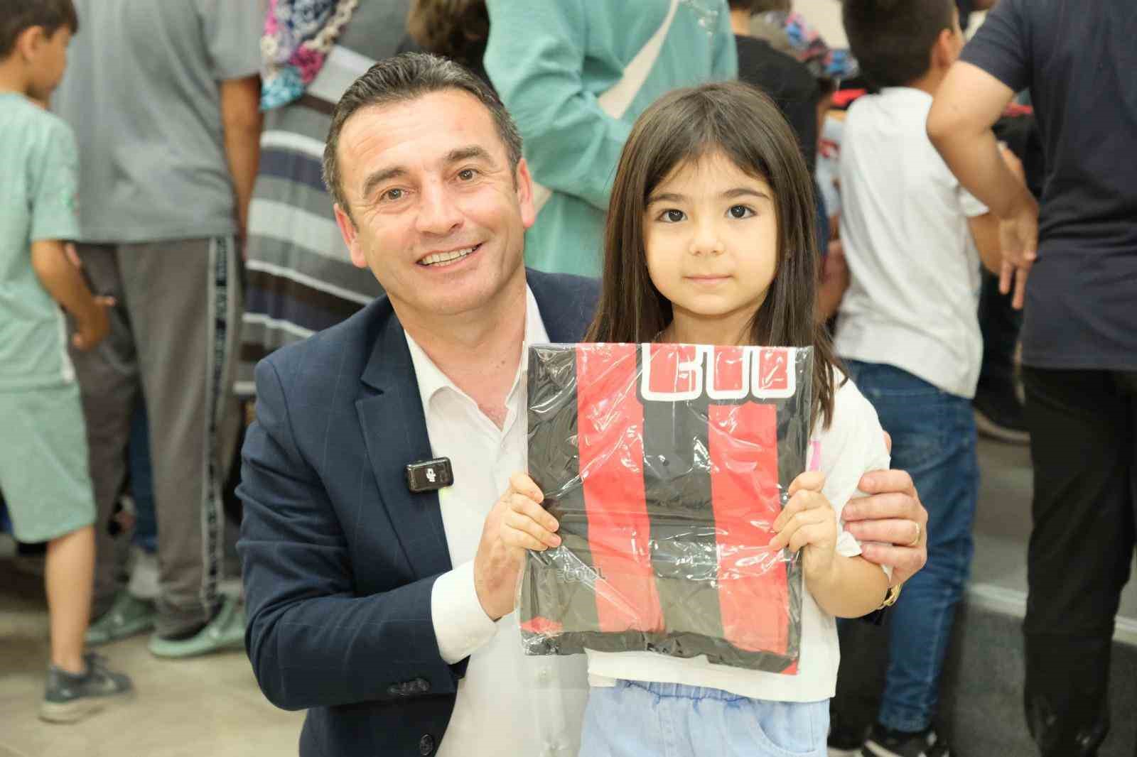 Başkan Dökmeci’den Eskişehirspor forması hediye