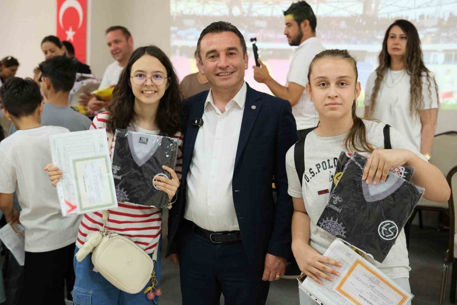 Başkan Dökmeci’den Eskişehirspor forması hediye
