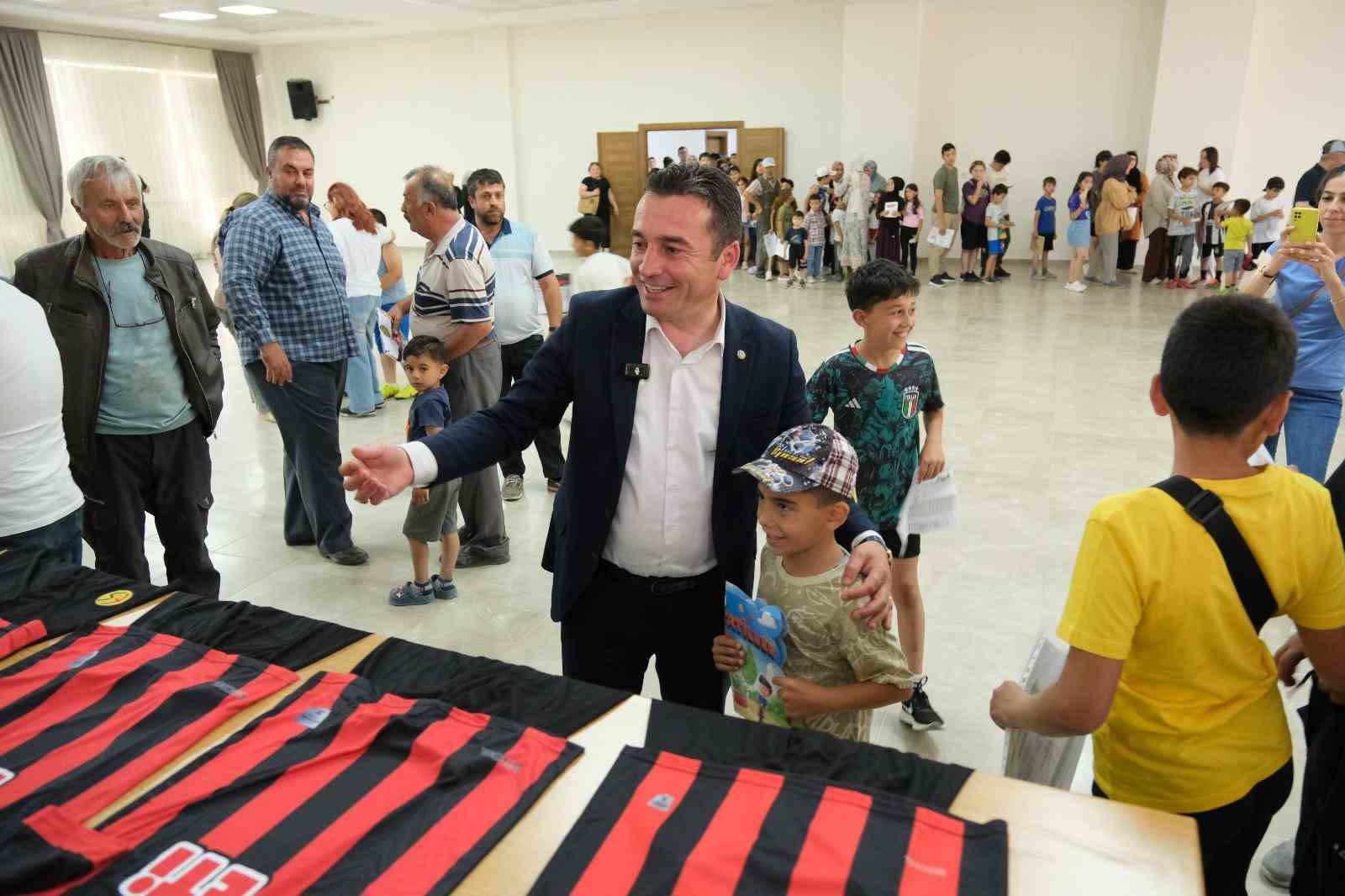 Başkan Dökmeci’den Eskişehirspor forması hediye